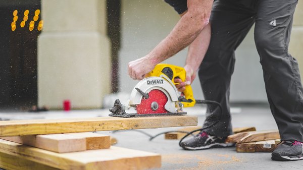 La scie circulaire : Astuces, comparatif et guide d'utilisation pour des découpes parfaites