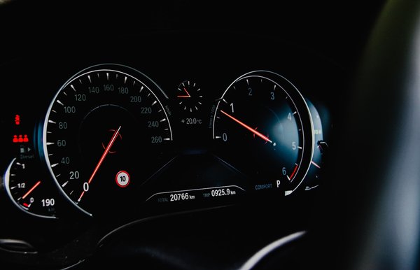 Le régulateur de vitesse : Fonctionnement, avantages et comparaison avec le limiteur en conduite