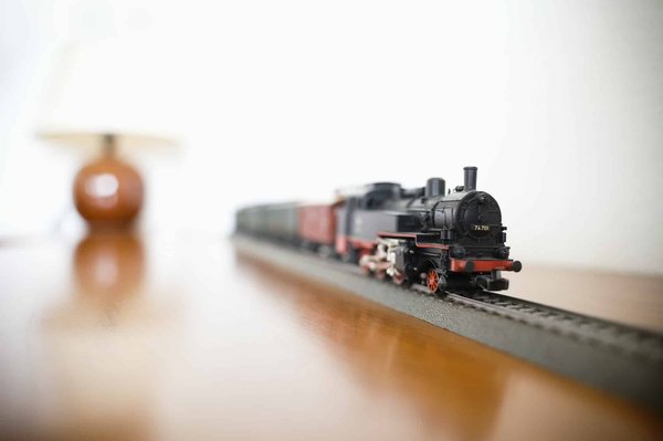 Quels bénéfices éducatifs sont associés à l'utilisation d'un jouet de train électrique ?