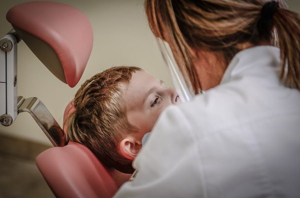 Quels sont les avantages d'une visite régulière chez le dentiste ?
